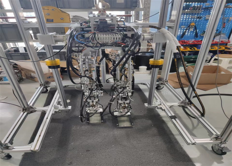 8月(yuè)15日(rì)，武漢特魯斯公司技(jì)術(shù)人(rén)員(yuán)趕赴華中科(kē)技(jì)大(dà)學調試人(rén)形仿生(shēng)機(jī)器(qì)人(rén)